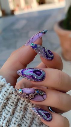 Discover 26 stunning geode nail art designs that will add a touch of luxury to your nails. From vibrant colors to sparkling accents, these designs are sure to impress. Gaming Nail Art, Gemstone Nail Art, Game Nails, Amazing Nail Art, Fall Nail Trends, Fall Nail Art Designs, Mesmerizing Beauty, Fall Nail Art