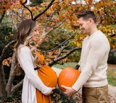 Pumpkin Bump Pictures, Pumpkin Farm Maternity Pictures, Pumpkin Patch Bump Pictures, Pregnant Fall Outfits Pumpkin Patch, Maternity Pumpkin Costume, Maternity Pictures Outfits Fall, Fall Maternity Photography Ideas, Maternity Photography Poses Couple Fall, Fall Maternity Photos Ideas