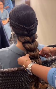 https://www.instagram.com/reel/C-13Qf4IiMK/?igsh=MTdvbG40dTV2Ym90ZA== Messy Braid Hairstyles For Long Hair, Indian Girl Hairstyles, Messy Bun Hairstyles Indian, Wedding Bun Hairstyles Indian, Simple Bun Hairstyles Indian, Open Hairstyles For Saree, Messy Braided Hairstyles Indian, Messy Braid Indian Wedding, Bun Hairstyles Indian