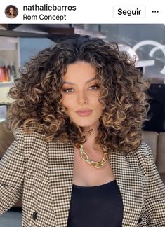 Crazy Curly Hair, Colored Curly Hair, Beautiful Lady, Care Hair, Fashion Hair, Gorgeous Hair, Hair Ideas