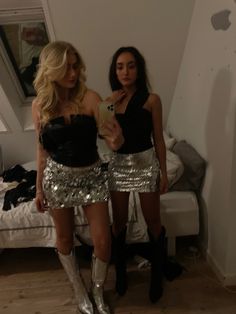 Silver Mini Skirt Outfit, Sequin Skirt Outfit Parties, Glitter Party Outfit, Sequin Mini Skirt Outfit, Sparkly Skirt Outfit, Outfit Soiree, Nye Look, Glitter Outfit