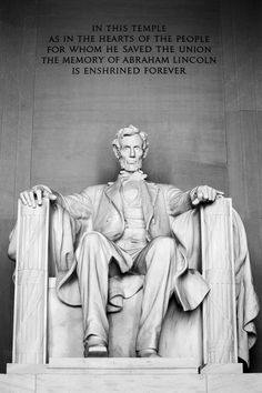 the lincoln memorial is shown in black and white