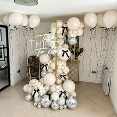 balloons and streamers are arranged in the middle of a room