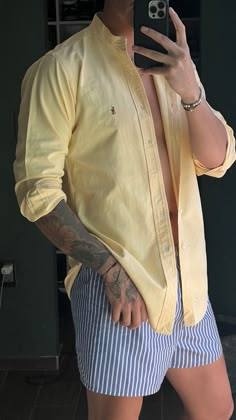 Yellow Outfit Men, Eurotrip Outfits, Casual Chic Spring, Guy Fits, Aesthetic Outfits Men, Classy Outfits Men, Mens Casual Dress Outfits, Men Stylish Dress, Yellow Outfit