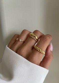 Styling Gold Rings, Dainty Ring Aesthetic, Gold Rings Trendy, Gold Jewlery Rings, 18k Gold Rings, Trendy Rings Aesthetic, Gold Rings Styling, Prom Rings Gold, Gold Aesthetic Rings