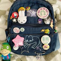 !11!1!1!!111!!!!11!1!1!!1 Pretty Backpacks Aesthetic, Backpack With Pins Aesthetic, Black Backpack Decoration, Jansport Backpacks Aesthetic Pins, 2000s Backpack, Art School Bag, Aesthetic Backpacks For School, Aesthetic Bookbag, School Backpacks Aesthetic