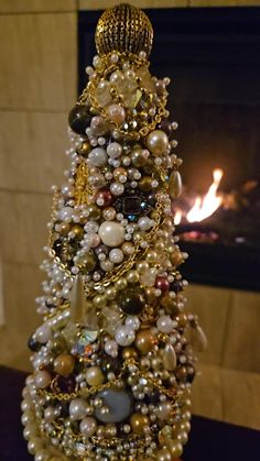 Beautifully Hand Made Designed and Decorated Vintage Jewelry and Gem Christmas Tree - Etsy Christmas Trees Made Out Of Costume Jewelry, Vintage Jewelry Christmas Tree Tutorial, Costume Jewelry Christmas Tree, Jewelry Upcycle, Old Jewelry Crafts, Jeweled Christmas Trees, Costume Jewelry Crafts, Jeweled Christmas, Jewelry Christmas Tree