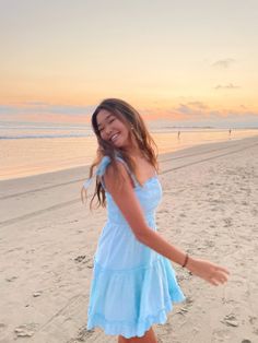 Girl smiling on the beach with a preppy blue mini dress. Sunset in the background Sunset Photoshoot Ideas, Beach Vacation Pictures, Summer Beach Pictures, Sunset Beach Pictures, Cute Beach Pictures, Beach Instagram Pictures, Beach Instagram, Summer Picture Poses, Stylish Short Dresses