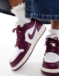 Sko fra Jordan Stylet helt fra sålen Design med lav profil Lukkes med snørebånd Foret kant Med Nike brandmærke Jordan Jumpman-logo på pløsen Ventilationshuller Midtersål i skum med Air-polstring Slidstærk ydersål i gummi giver godt greb på alle underlag Slidmønster med struktur Bemærk venligst: Du kan kun købe én enhed af dette produkt pr. ordre Kunder, der forsøger at købe mere end én enhed, risikerer at få deres ordre annulleret uden varsel Jordan 1 Low White, Nike Air Max Jordan, Nike Branding, Baskets Adidas, Jumpman Logo, Trainer Heels, White Trainers, Adidas Gazelle, Short Socks