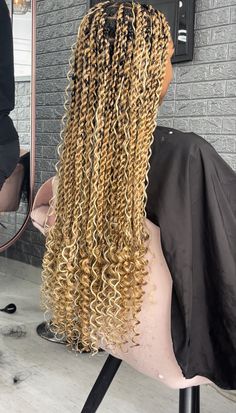 Blonde Twist Braids Black Women, Twist Goddess Braids Hairstyles, Blond Twist Braids Hairstyles, Blonde Black Hairstyles, Twists Braids With Curls, Blonde And Brown Passion Twist, Twist Braids Hairstyles Blonde, Knotless Twists With Curls, Blonde Island Twist Black Women