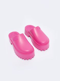 Różowe klapki damskie, wykonane są z lekkiego materiału, który zapewnia komfort podczas chodzenia. Flat Heel Clogs With Textured Footbed, Trendy Clogs With Textured Footbed For Spring, Summer Pink Slippers With Rubber Sole, Pink Slippers With Rubber Sole For Summer, Spring Slides With Rubber Sole And Round Toe, Casual Pink Slippers For Spring, Trendy Mules With Reinforced Heel, Spring Clogs With Textured Footbed, Pink Flat Sandals With Textured Footbed