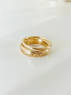 Ringe Aesthetic, Gold Simple Rings, Designer Gold Rings, Gold Ring Aesthetic, Couple Ring Finger Tattoos, Ring Tattoo Designs, Ring Aesthetic, Beautiful Gold Rings, Gemstone Stacking Ring