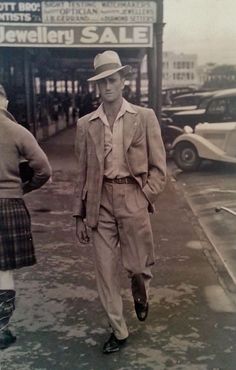 New Zealand Street Style, 1940s Mens Fashion, Look 80s, 100 Years Ago, Vintage Portraits, 1940s Fashion, Moda Vintage, Mode Vintage