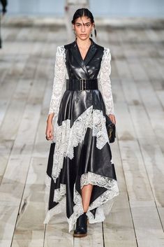 Alexander McQueen Spring 2020 Ready-to-Wear | ALMAZE Alexander Mcqueen 2020, Alexander Mcqueen Ready To Wear, Ideal Wardrobe, Vogue Australia, Fashion Show Collection, Fashion 2020, Vogue Paris