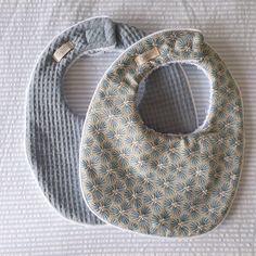 12€ Babero de algodón 100% y rizo de toalla con capa intermedia impermeable. Cierre con velcro y rematados con vivo blanco. Bonito, original y duradero. Babero bebe, babero con forro impermeable, cotton waterproof bib, super bib. Diy Baby Bibs, Baby Bibs, Diy Baby Stuff