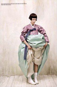 Kim Kyung Soo realizó este trabajo fotográfico   para Vogue Korea en el año 2009.  ¡Qué belleza¡ Las modelos visten el Hanbok,traje tradicional coreano. Hay una serenidad, una poesía y una  suavida… Moon Story, Korea Photography, Vogue Dress, Traditional Korean, China Girl, Korean Art