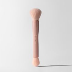 Meet the queen of multi-tasking, the original PowerBrush™️. An ultra-soft and fluffy, dual-ended brush designed for seamless powder blush and highlight application. Product Details: Dual-ended fluffy brush and precision highlight applicator Liquid, powder, and cream product friendly Dense bristle count that is soft & gentle on skin Vegan and Cruelty-Free Why you'll love it: Makeup By Mario Brush, Highlight Application, Setting Powder Brush, Highlight Brush, Cool Gifts For Teens, Blush Powder, Highlighter Brush, Time Kids, Powder Blush