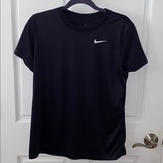 Nike Women’s Dry Legend T-Shirt. Nwt Size: Large Color: Black Black Nike Shirt, Nike Women Outfits, Clothes Haul, Aesthetic Sport, Western Fits, Western Wear Outfits, Tops Nike, Athletic Clothes, Gym Fits