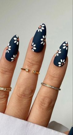 Trendy Cute daisy white flowers on black matte nails #blacknails Matte Black Nails, Colorful Nails, Flower Nail Art, Floral Nails, Chic Nails, Short Acrylic Nails, Nail Arts, Matte Nails, Flower Nails