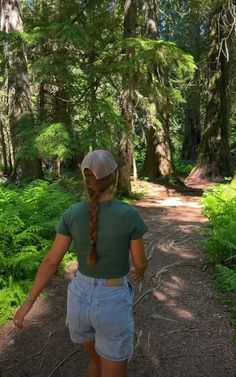 Your Entire Guide for Dressing Perfectly on a Camping Trip Bend Oregon Summer Outfits, Birkenstock Outfit Granola, Womens Summer Camping Outfits, Cute Summer Outdoor Outfits, Lake Life Outfits Summer, Farmgirl Outfits Summer, Outdoorsy Style Midsize, Active Shorts Outfit Summer, Chacos Hiking Outfit