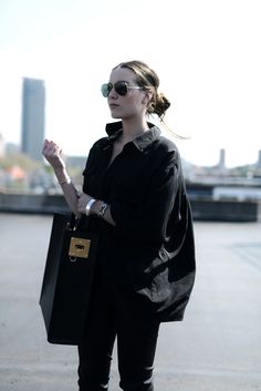 Cindy Van Der Heyden All In Black Oversized Shirt And Leather trousers From Gestuz, Tote Bag From Sophie Hulme And Sunglasses From RayBan Black Shirt Outfits, Spring Sunglasses, Cardigan Blazer, Visual Notes, Boyfriend Shirt, Fall 2016