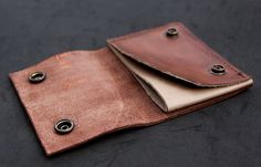 Cartera tres compartimentos y dos colores. Leather Wallet Pattern, Wallet Pattern, Leather Wallets, Leather Projects, Leather Wallet, Wallet