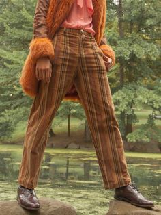 6 Fall Outfit Ideas From Zoe Kravitz That Will Have You Ready For Cooler Days Weird Fashion Outfits, Orange Outfit Aesthetic, 70s Fashion Men, Unisex Outfits, Transitional Dressing, Fashion 70s, 70s Women, 70s Inspired Fashion, Military Pants