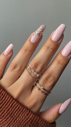 Understated and sleek, grey nails bring effortless style! 🌸 Perfect for any outfit. 💖 Save for minimalist inspo! Biab Nails Inspiration, Nail Ideas August, Modern Nail Designs, Latest Nail Colours, Nails Art Summer, Spring Manicure, Biab Nails, Nails Inspiration Summer