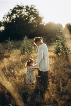 Mother And Kids Photoshoot, Wild Motherhood, Mama And Me Photoshoot, Family Field Photoshoot, Field Photoshoot Family, Mother And Daughter Photoshoot, Daughter Photoshoot, Mother Daughter Photoshoot