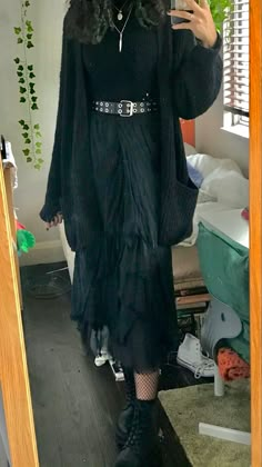 Gothic Modest Outfits, Witchy Outfits Aesthetic Casual, Alt Church Outfits, Formal Goth, Grunge Dress Formal, Chic Edgy Outfits, Goth Outfits Winter, Outfit Grunge