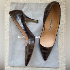 Classic Skin Pointed Toe Shoe With A Stiletto Heel. Heel Measures Approx 3.5". Made In Italy. Vintage High Heels, Shoes Manolo Blahnik, Blahnik Shoes, Manolo Blahnik Shoes, Real Vintage, Pointed Toe Shoes, Color Fabric, Manolo Blahnik, Stiletto Heel