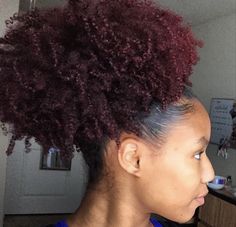 Afro Colors, Burgundy Afro, Burgundy Natural Hair, Auburn Hairstyles, Burgundy Hair With Highlights, Color Afro, Burgundy Hair Dye, Curly Hair Long, Natural Hair Puff