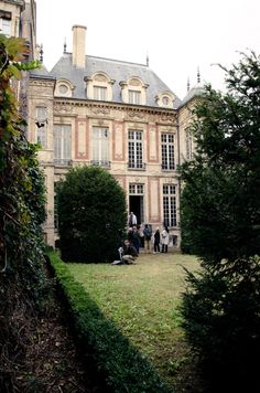 some people are sitting in front of a large building