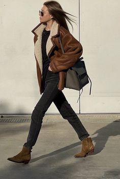 Isabel Marant Denvee Boots Outfit, Winter Outfits Brown Boots, Suede Booties Outfit, Brown Booties Outfit, Brown Ankle Boots Outfit, Shearling Jacket Outfit, Suede Boots Outfit, Western Business, Suede Jacket Outfit