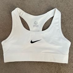 Nike sports bra White Nike Sports Bra Outfit, Nike Sports Bra Outfit, Sport Bra Nike, Nike Sports Bras, Running Outfits, Nike Volleyball, Sports Bra Outfit, Sports Bra Nike