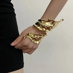 Elevate your style with this metallic cuff bracelet featuring a stunning floating leaf design. This piece adds a touch of elegance and sophistication to any outfit. Icarus Jewelry, Armor Jewelry, Bracelet Outfit, Inspiration Bracelets, Celestial Aesthetic, Bracelets Outfit, Cuff Bracelet Gold, Hand Cuff Bracelet, Statement Cuff Bracelet