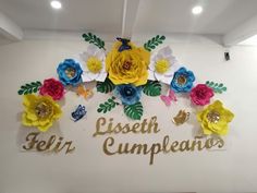 there is a sign with flowers on it that says elseeth cumpleanos