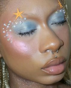 Makeup Ideas Mermaid, Mermaid Makeup With Pearls, Mermaid Rhinestone Makeup, Beach Inspired Makeup, Fish Makeup Halloween, Siren Cosplay Makeup, Beach Themed Makeup, Mermaid Outfit Women, Sea Makeup Looks