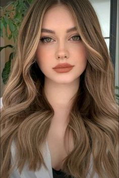 Rubio | cabello dorado| rubio dorado| ondas en el cabello| cabello café | balayage. Color Hear, Short Hair Highlights, Cabello Hair, Hair Color Auburn, Hair Stylies, Long Bob, Pretty Makeup, Balayage Hair, Hair Highlights