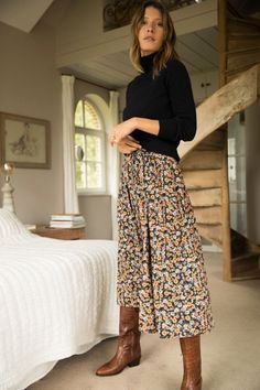 Rok Outfit, Rock Outfit, Elegante Casual, Mode Casual, Skirt Floral, Print Skirt, Black Sweater