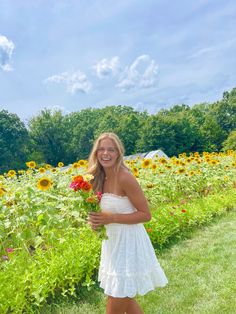 Teen girls picking flowers lavender field sunflowers dresses cute outfit aesthetic summer Missouri Midwest pic ideas July blonde pretty Cute Senior Pictures, Flower Picking, Senior Photoshoot Poses, Senior Photography Poses, Senior Photo Poses, Senior Photo Outfits, Flower Photoshoot, Spring Pictures