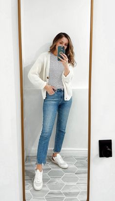 Spring 50 Degree Outfit, Weekend Casual Outfits Spring, Early Fall Fashion 2024, Casual Work Travel Outfit, Almost Spring Outfits, White Sweater Outfit Spring, Spring Mum Outfits, Comfortable Spring Outfits, Saturday Spring Outfit