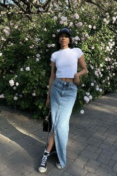 Give IT Girl Vibes, Wear A Denim Maxi Skirt Like This Denim Skirt Outfit Summer, Long Denim Skirt Outfit, Long Jean Skirt, Fashion Bible, Skirt Outfits Fall, Denim Skirt Outfits, Long Skirt Outfits, Skandinavian Fashion, Long Denim Skirt