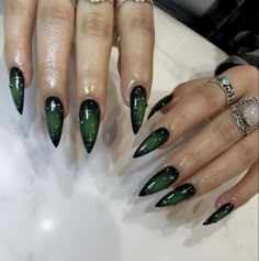 Poison Ivy Nails, Nail Art Vert, Black Ombre Nails, Stilleto Nails Designs, Emerald Nails, Green Acrylic Nails