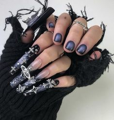 Guitarist Nails Ideas, Guitarist Manicure, Goth Pedicure Ideas, Goth Pedicure, Guitarist Nails, Nail Ideas For Couples, Guitar Nails, Horror Nails, Art Deco Nails