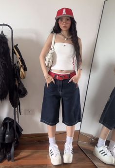 Rock a classic summer look with a jorts outfit! Denim shorts are the ultimate staple for casual cool as temperatures rise. Tomboy Outfits, Looks Street Style, Festival Looks, Mode Inspo, 가을 패션, Fashion Streetwear, Urban Outfits, Mode Vintage