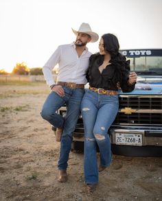 Rodeo Outfits Men, Western Casual Outfits, Country Outfits For Men, Cowboy Outfit For Men, Couple Outfits Matching, Outstanding Outfits, Cute Country Couples, Engagement Picture Outfits, Fiesta Outfit