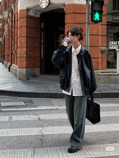 대학생 스타일, 00s Mode, Vest Outfit, Outfit White, Looks Street Style, Mode Inspo, Tomboy Fashion, White Sweater, 가을 패션