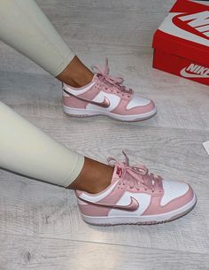 Nike Rosa, Nike Shoes Women Fashion, Ladies Sneakers, Pink Nike Shoes, Pretty Sneakers, Nike Shoes Air Force, Nike Shoes Girls