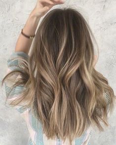 Hairby Chrissy, Curly Extensions, Bronde Hair, Modern Haircuts, Brown Hair Balayage, Hair Color For Women, Penteado Cabelo Curto, Brown Blonde Hair